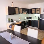 Spacious 8-person In The Heart Of דירה *