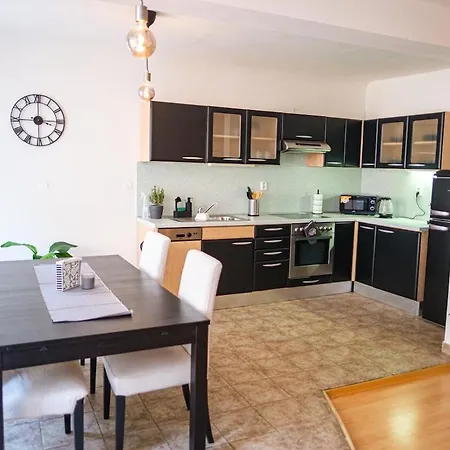 Apartment Spacious 8-person In The Heart Of